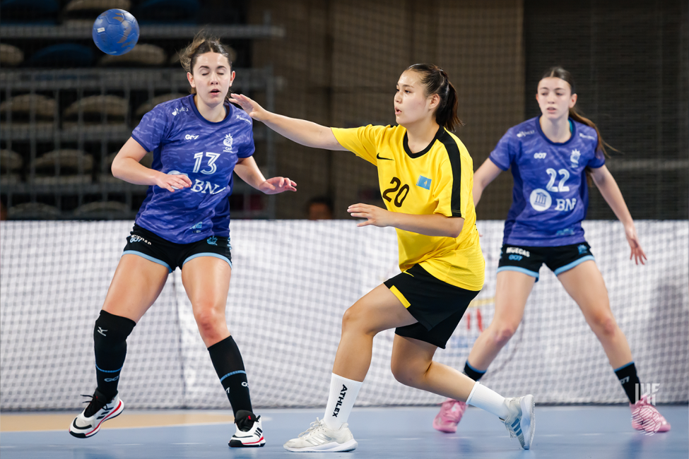 Kazakhstan player passing