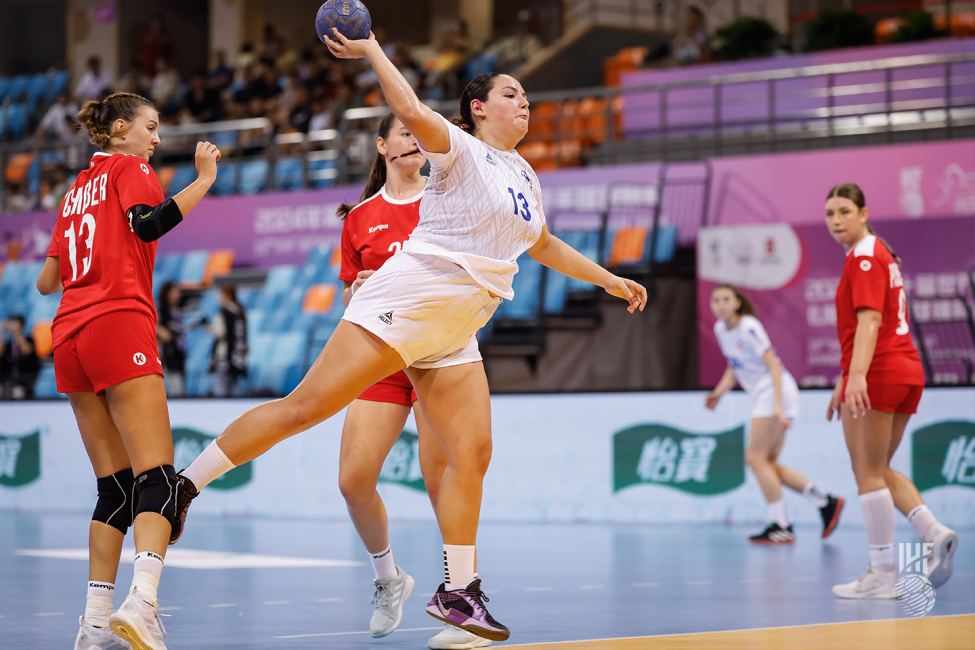 Chile player shooting