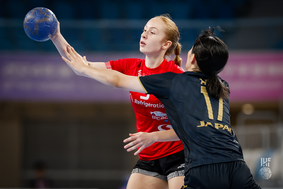 Canada player shooting