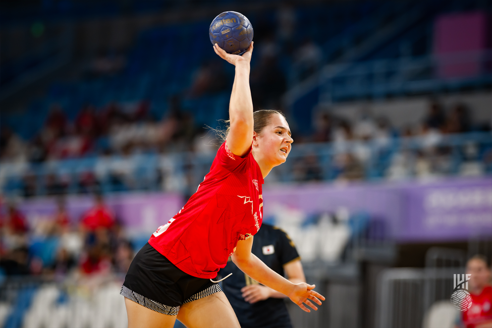 Canada player shooting