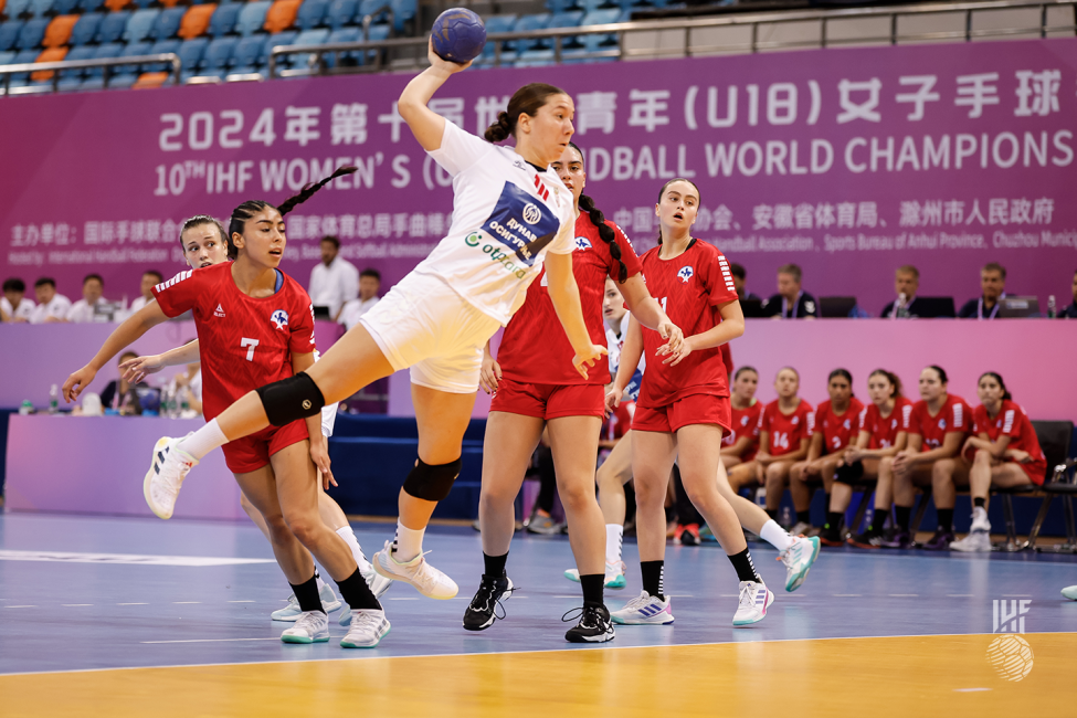 Serbia player shooting