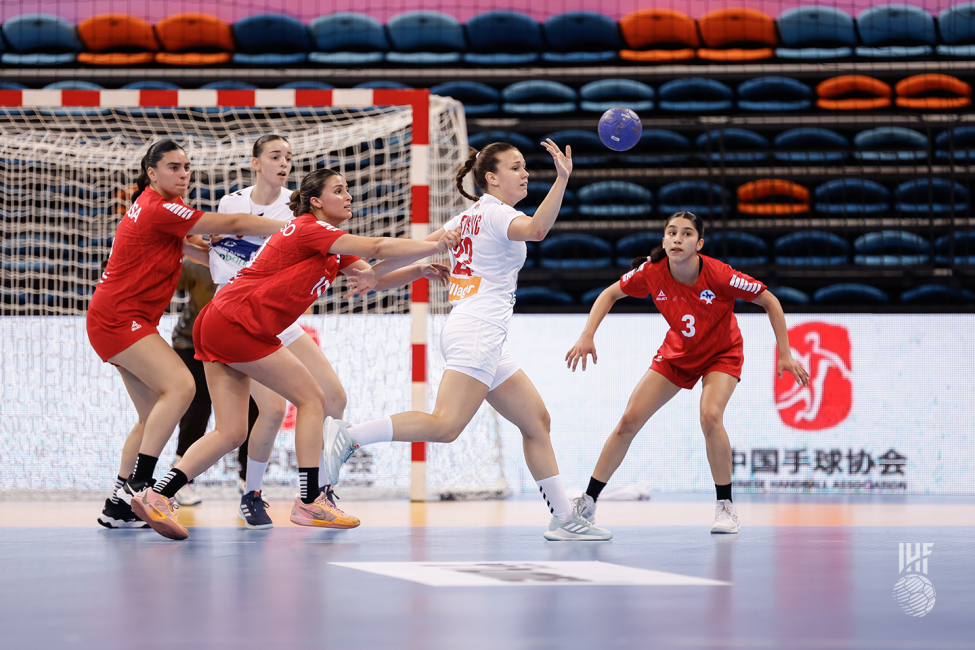 Serbia player passing