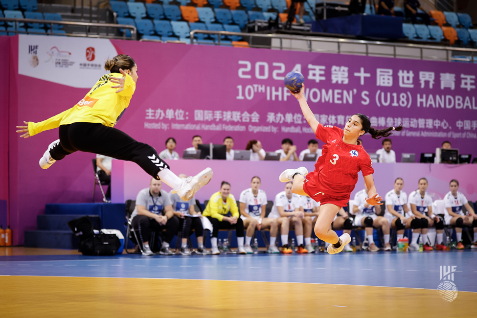 Chile player shooting
