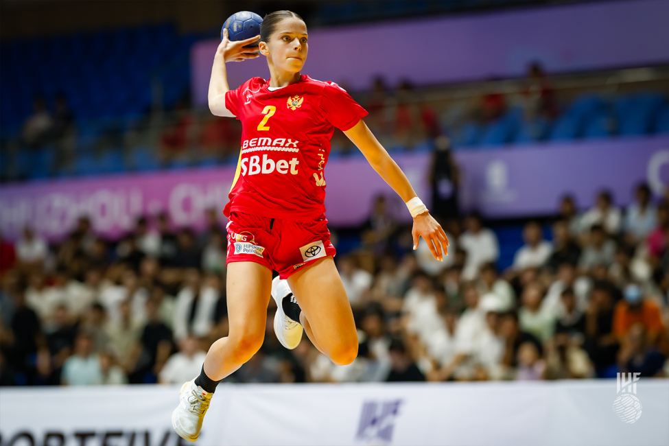 Montenegro player shooting