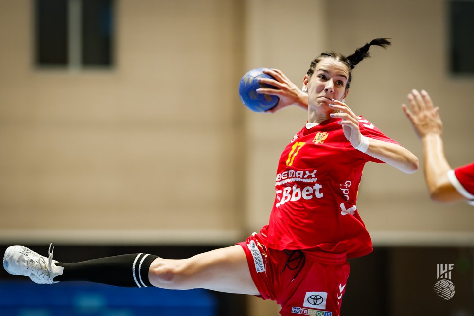 Montenegro player shooting