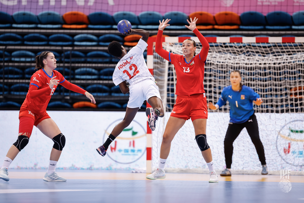 Guinea player shooting