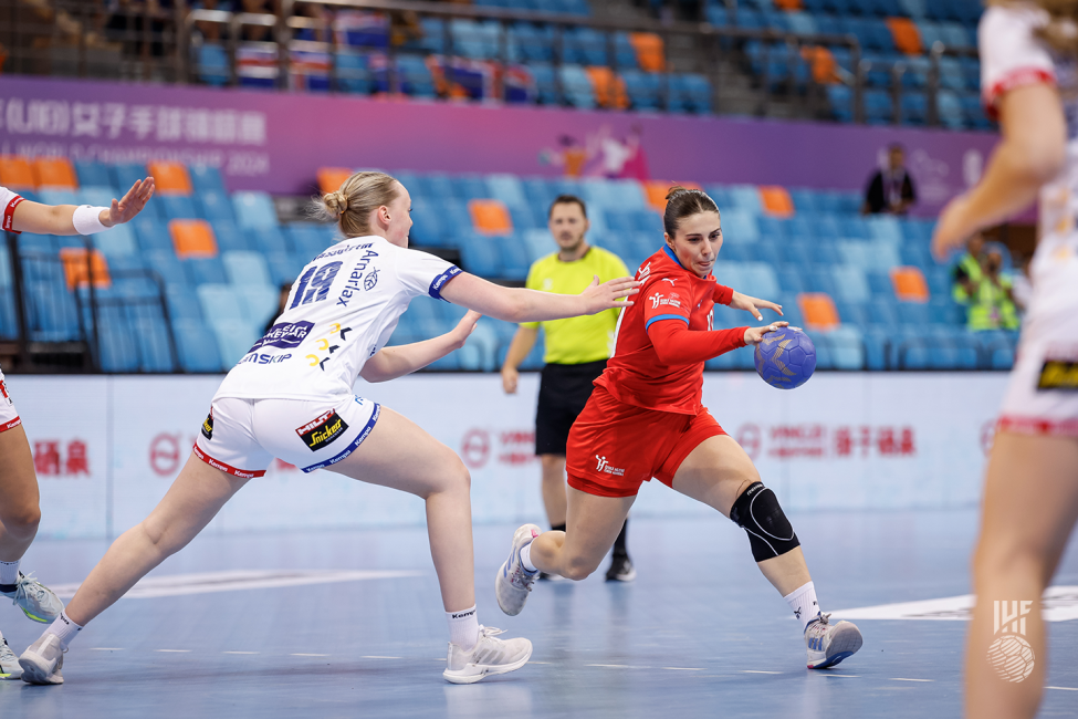 Czechia player attacking