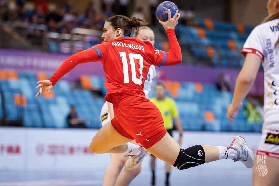 Czechia player shooting