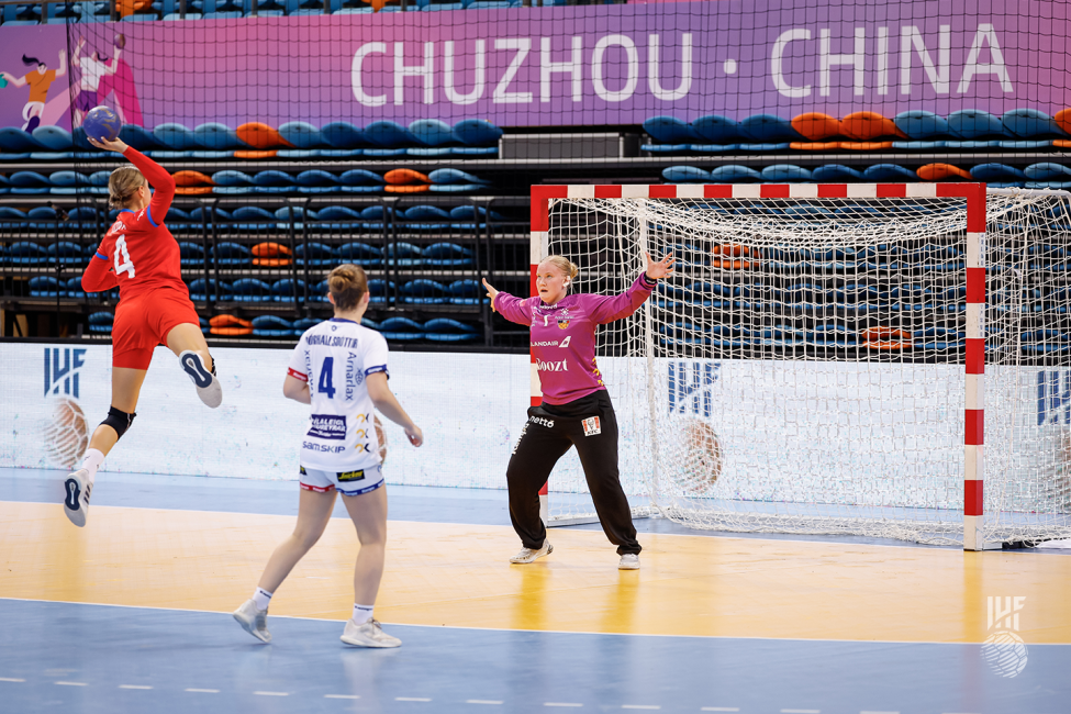 Czechia player shooting