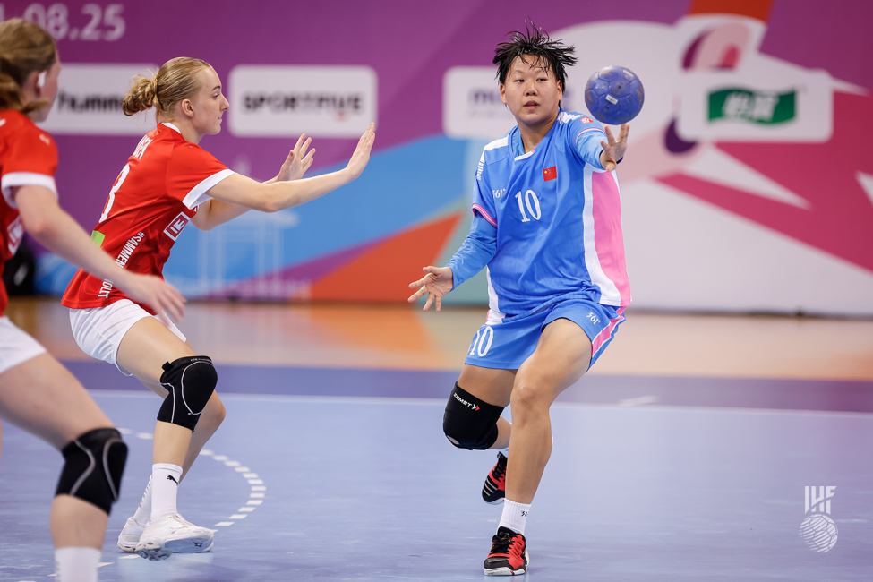 China player passing