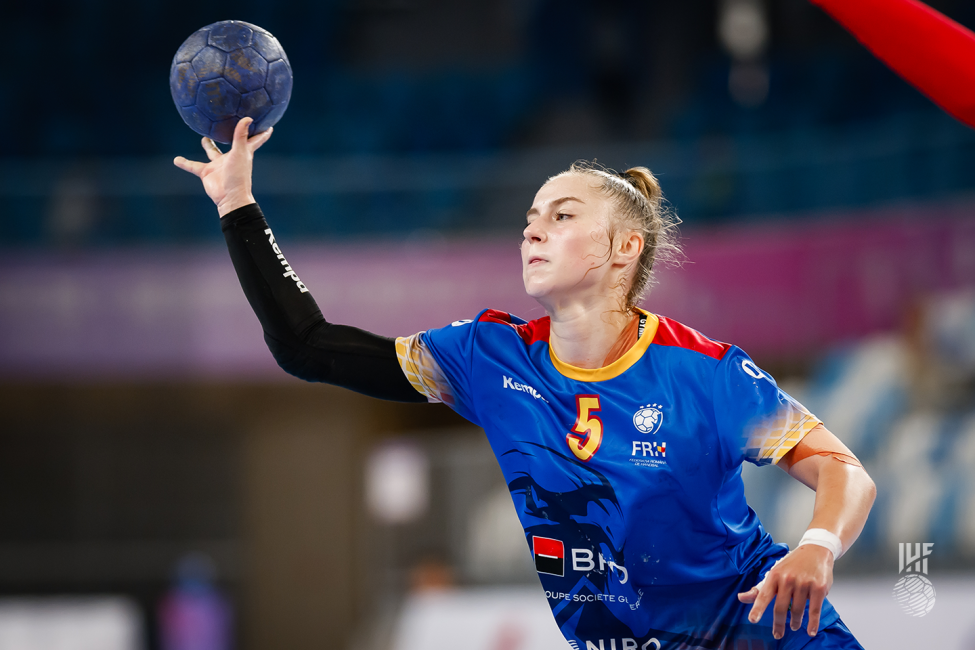 Romania player passing