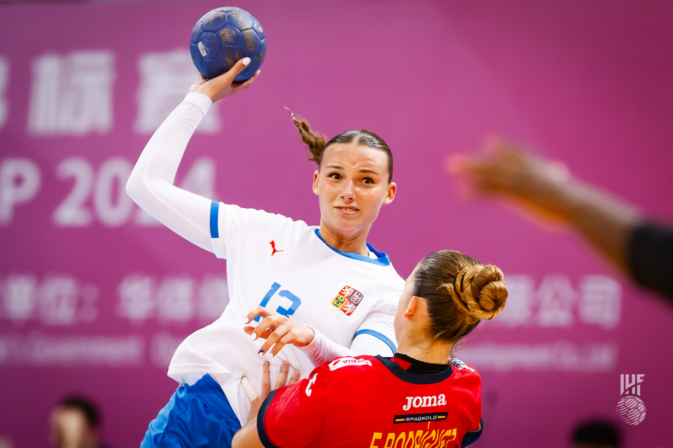 Czechia player shooting