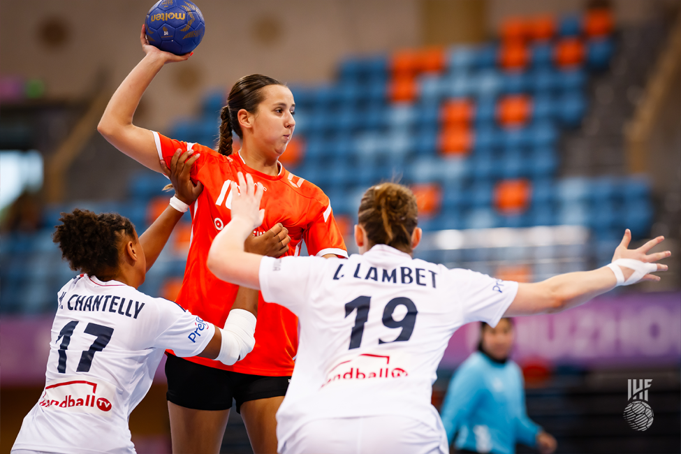 Netherlands player shooting