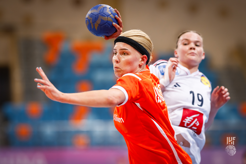 Netherlands player shooting