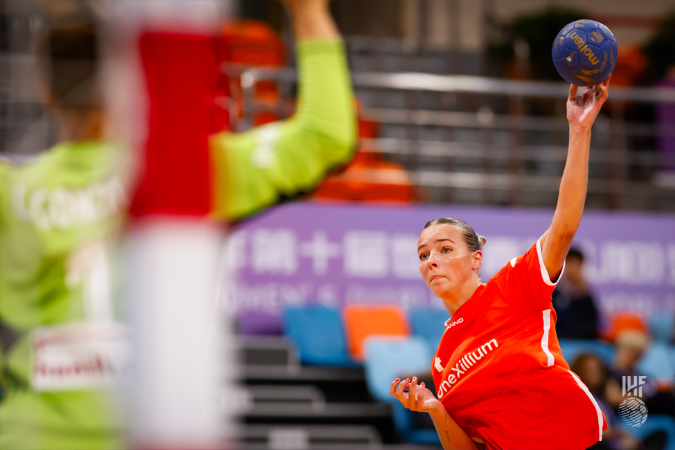 Netherlands player shooting
