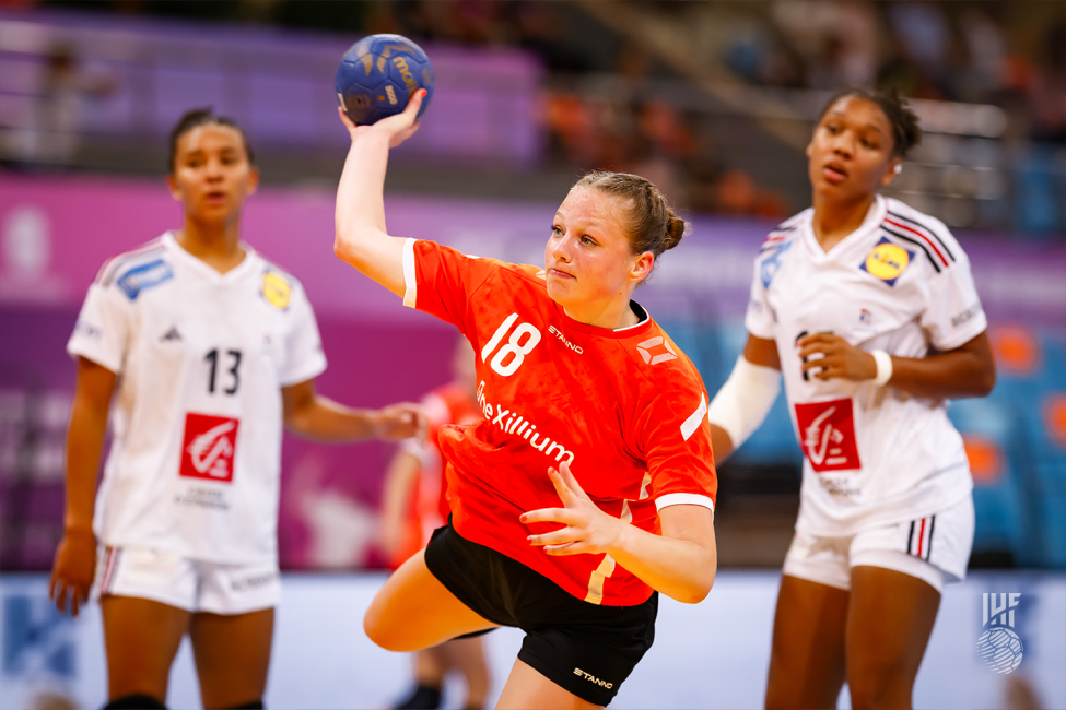 Netherlands player shooting