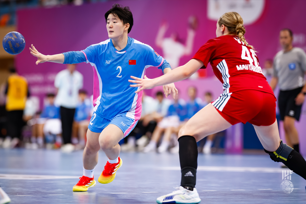 China player attacking