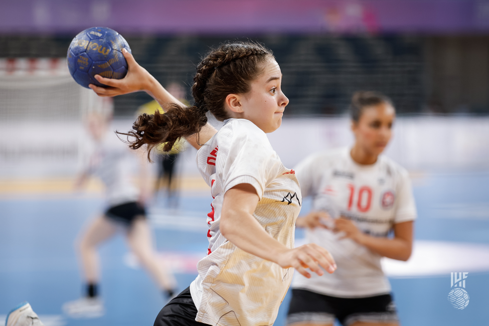 Canada player shooting