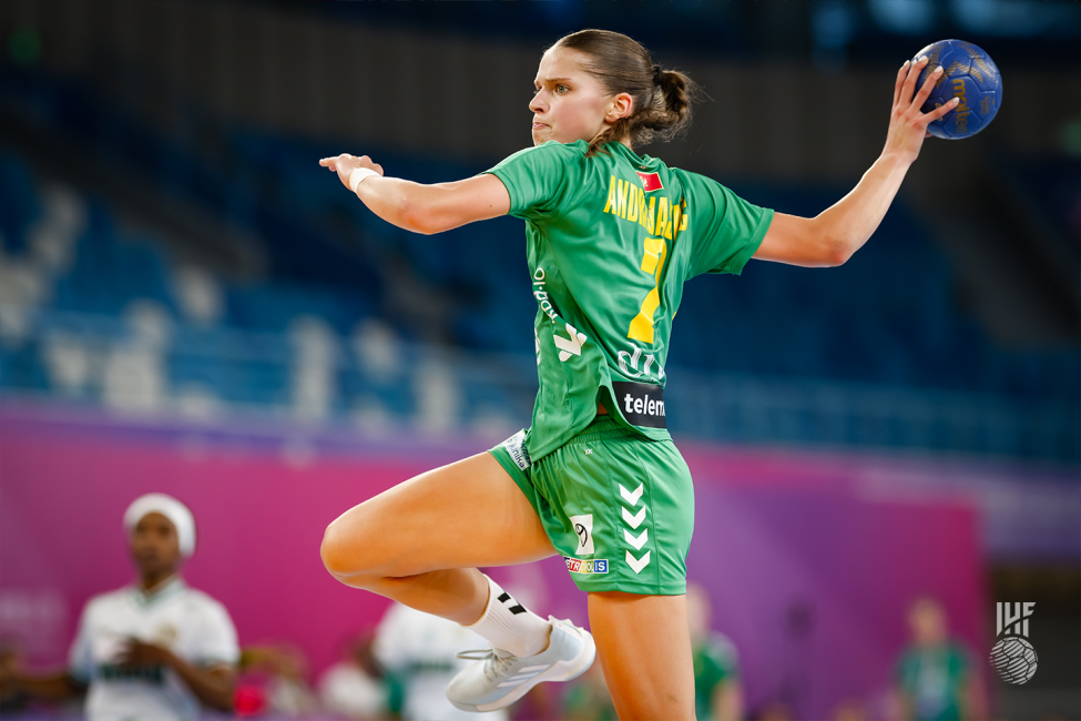 Montenegro player shooting