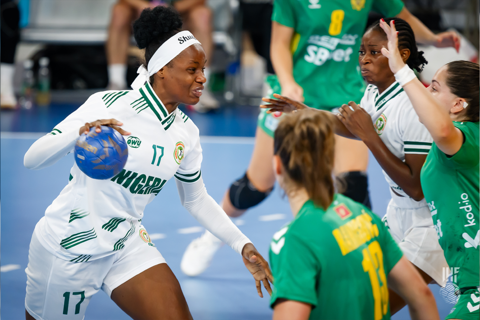 Nigeria player atacking
