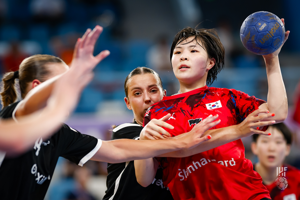 Korea player shooting