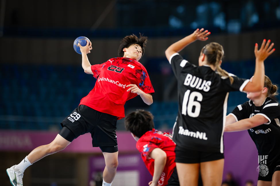 Korea player shooting