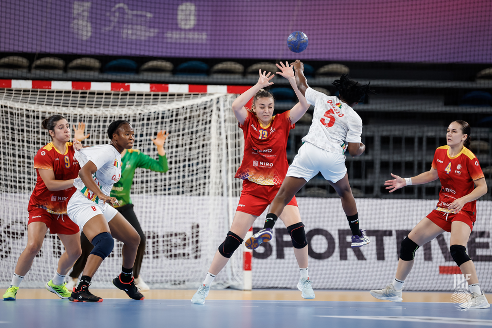 Guinea player shooting