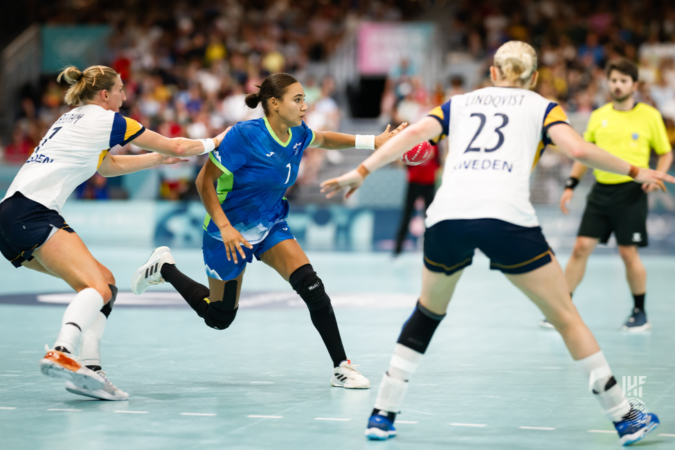 Paris 2024 women's handball Slovenia vs Sweden