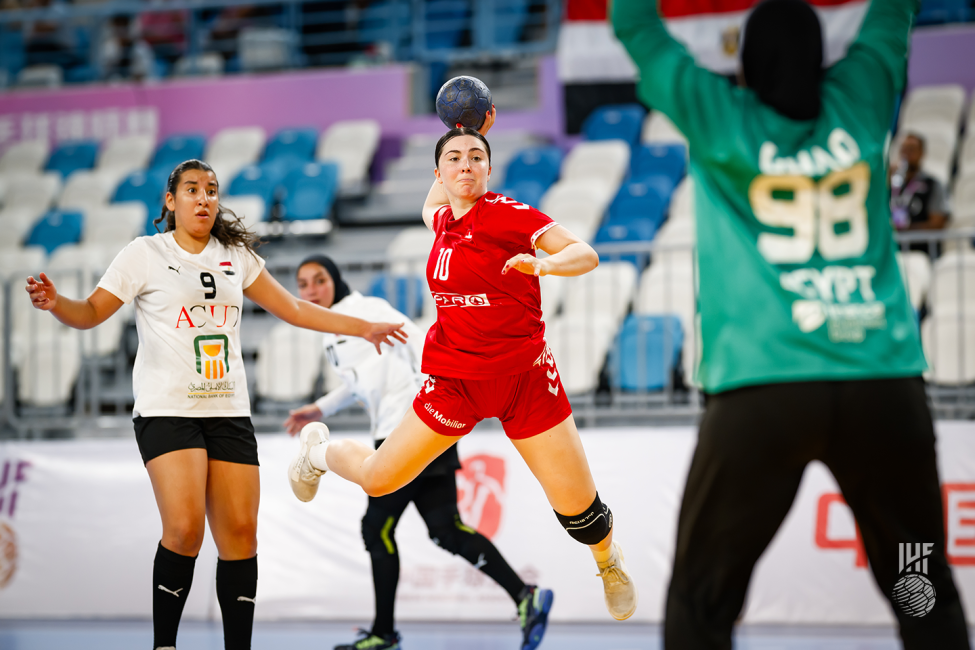 Switzerland player shooting