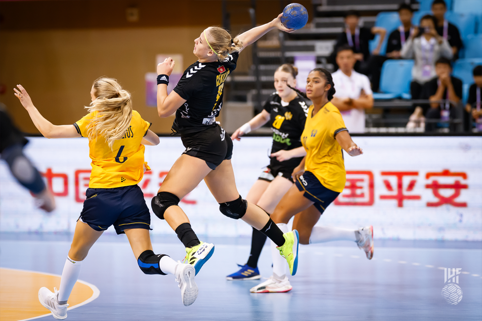 Montenegro player shooting