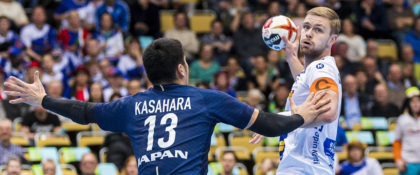 Group B: Iceland put pressure on Macedonians, Japan go down fighting