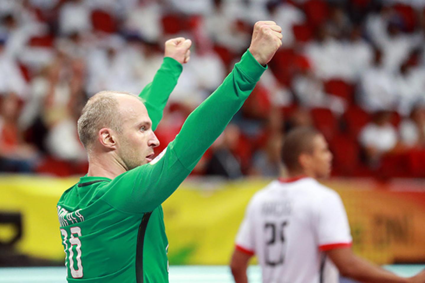 Omeyer leads PSG to final