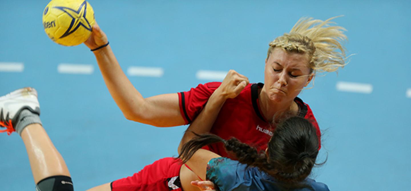 Russian girls fight for gold against Korea