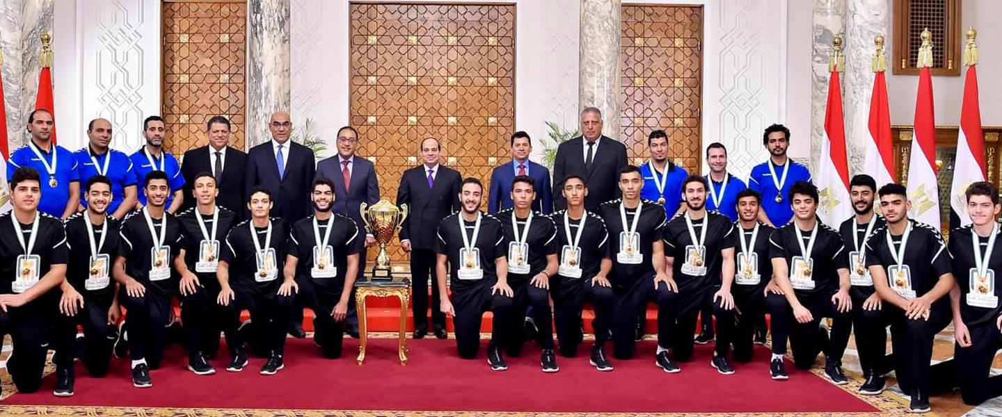 Egyptian heroes return to ecstatic fans and a Presidential medal