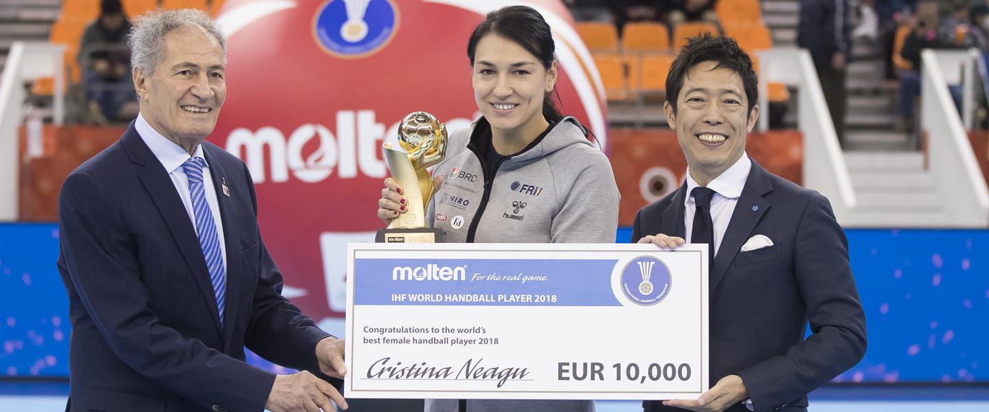 Neagu presented with 2018 IHF World Handball Player of the Year Award in Japan