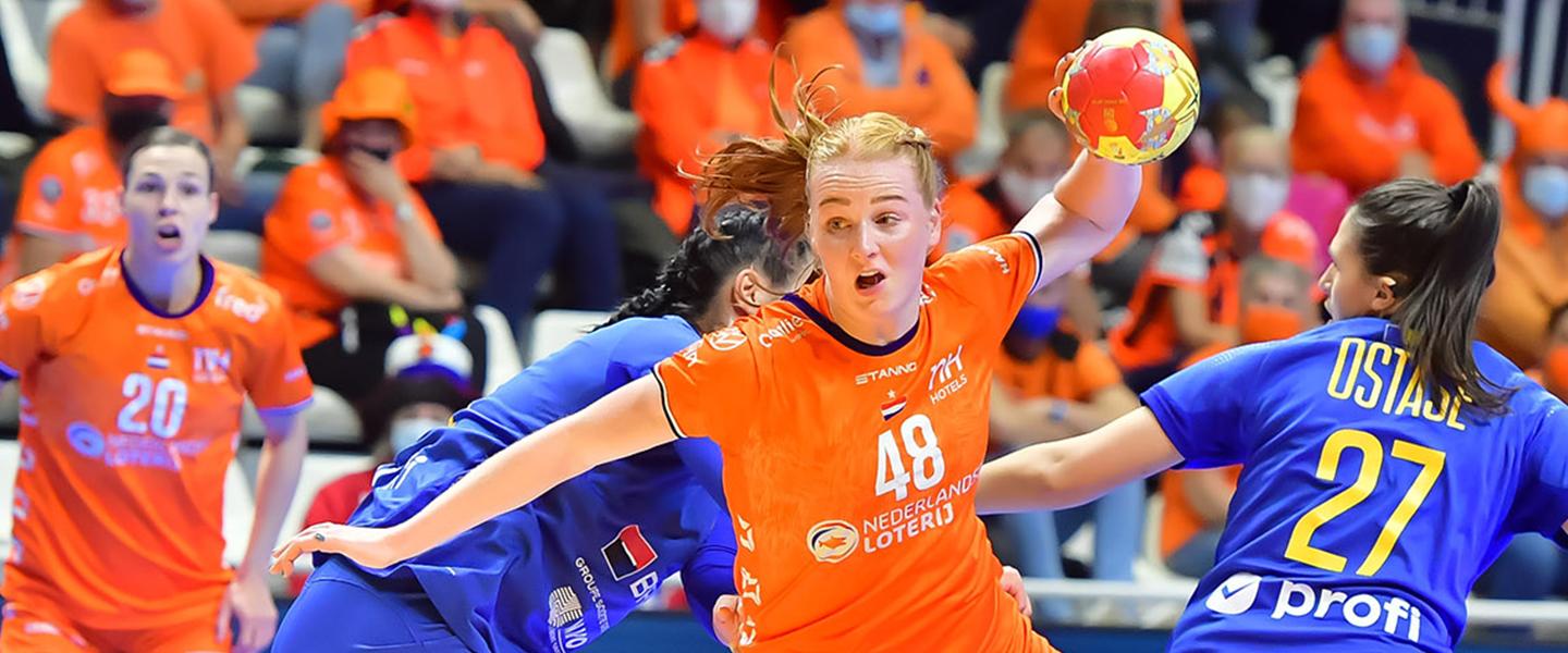 Netherlands survive late scare and beat Romania