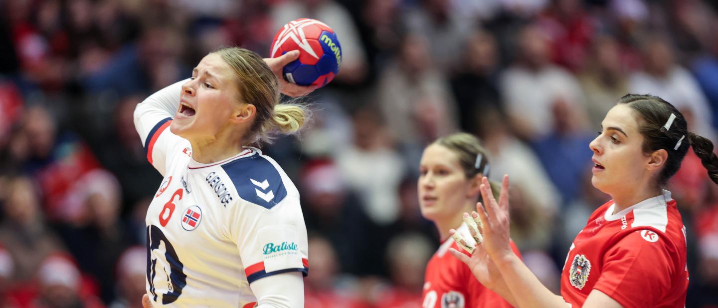 Norway dominant, through to main round