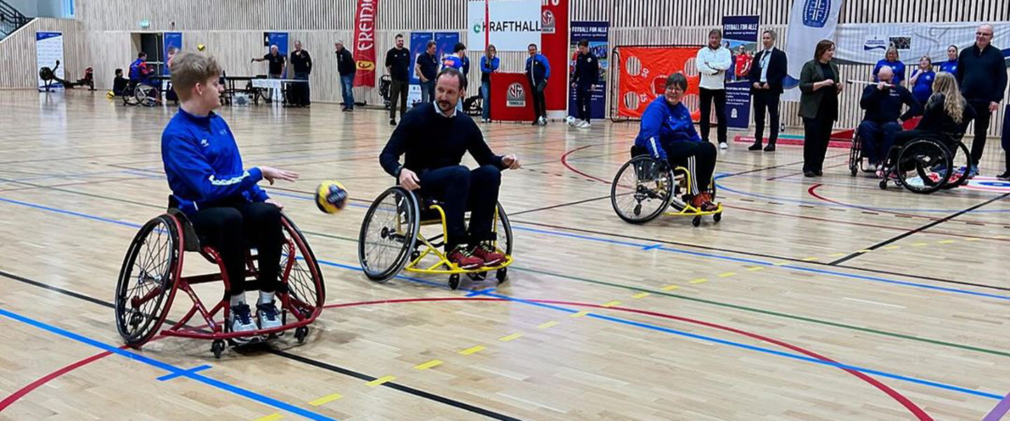 HRH Crown Prince Haakon tries wheelchair handball for the first time