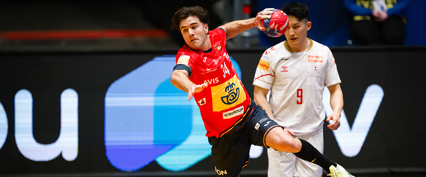 Free-flowing Spain dominate Japan to clinch main round spot