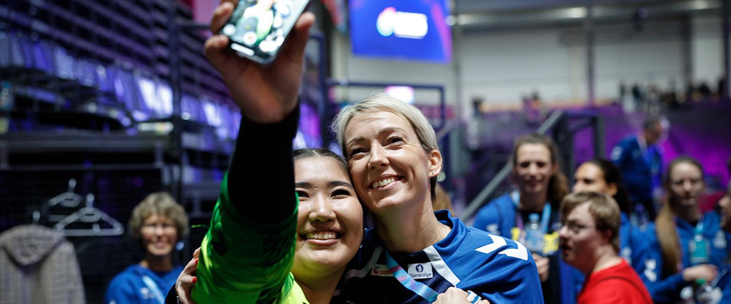 ‘A real one’ – Zhaparova and idol Lunde in emotional meeting in Trier