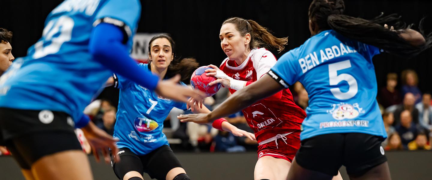 Poland edge out Tunisia in final minutes to book main round spot