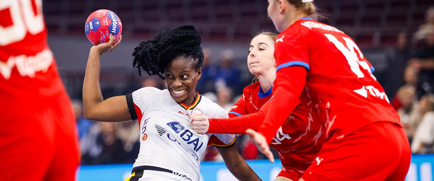 Angola keep last eight hopes alive with battling victory against Czechia