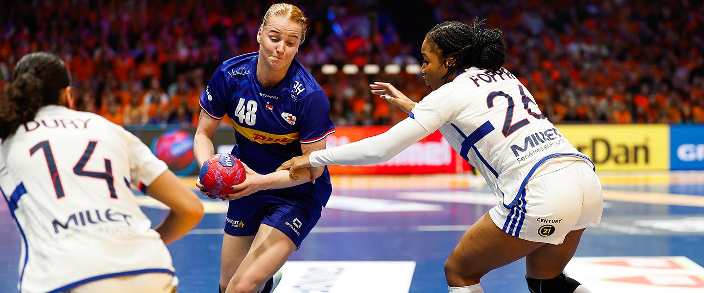 Co-hosts Netherlands stay perfect against France to win group in Rotterdam