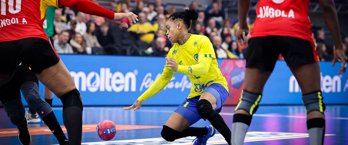 Brazil march through to the quarter-finals in Dortmund