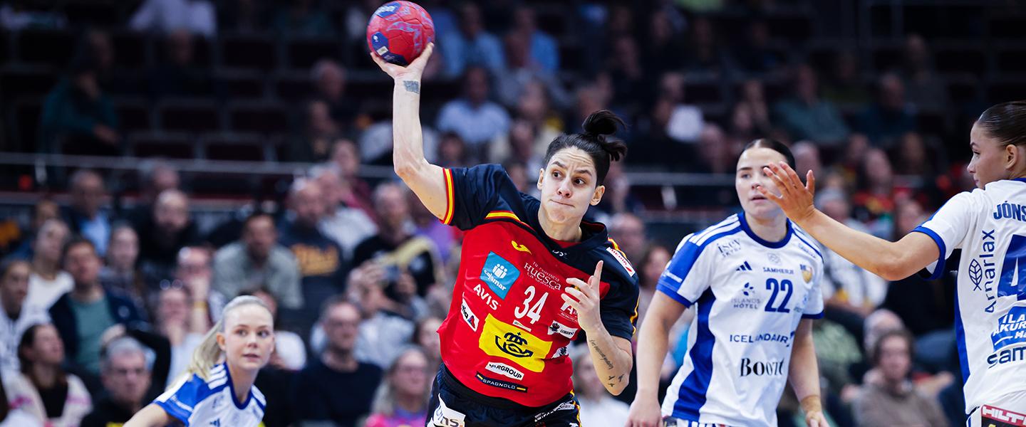 Spain keep hopes alive after being made to work against Iceland